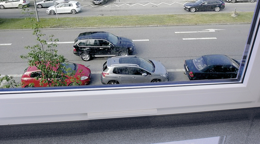 In Innenstadtlagen oder an stark frequentierten Straßen ist Schallschutz wichtig. Um dennoch für einen ­ausreichenden Luftaustausch zu sorgen, bietet sich der Einsatz des Plus-Systems an.