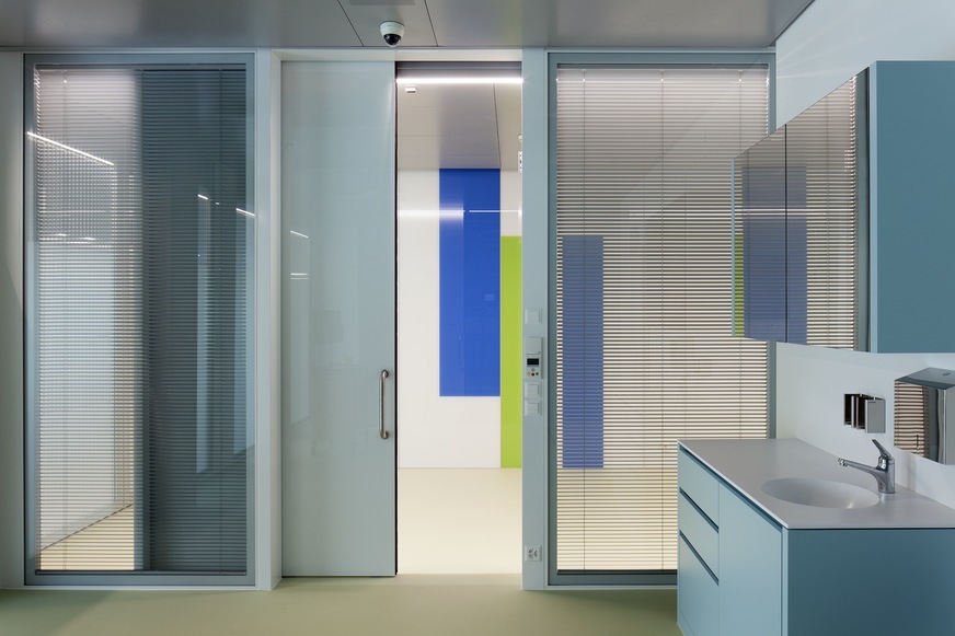 Auch im Innern des Bürgerspitals Solothurn dominiert Glas: Transparente und transluzente Wände und Türen sorgen für lichtdurchflutete Räume.