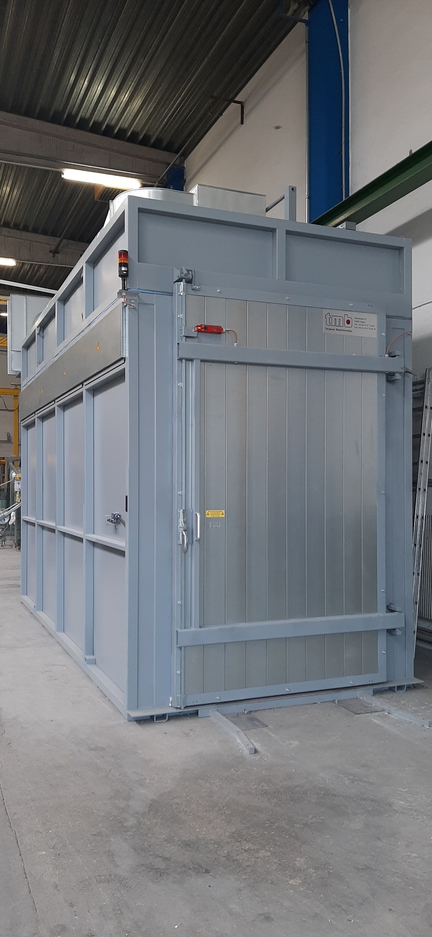 Der neue Heat-Soak-Ofen des ClimaPlusSecurit-Partners C. Bergmann aus Östereich. Hier im offenen Zustand.