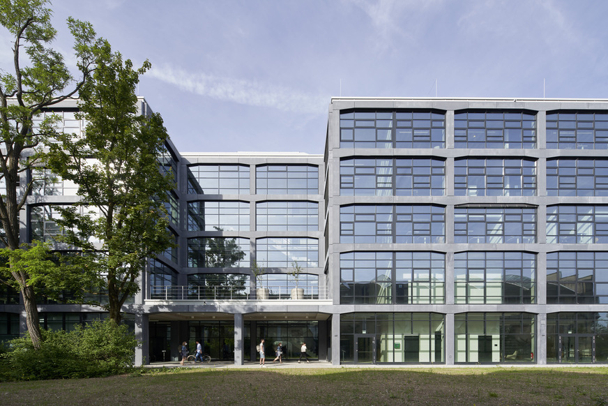 In die Fassaden wurden je nach Nutzungszonen unterschiedliche Fenster vom Drehflügelfenster bis hin zum Kippflügelfenster eingebaut, u.a. kamen Schüco TipTronic Fenster zum Einsatz, die eine automatisierte Ansteuerung ermöglichen.