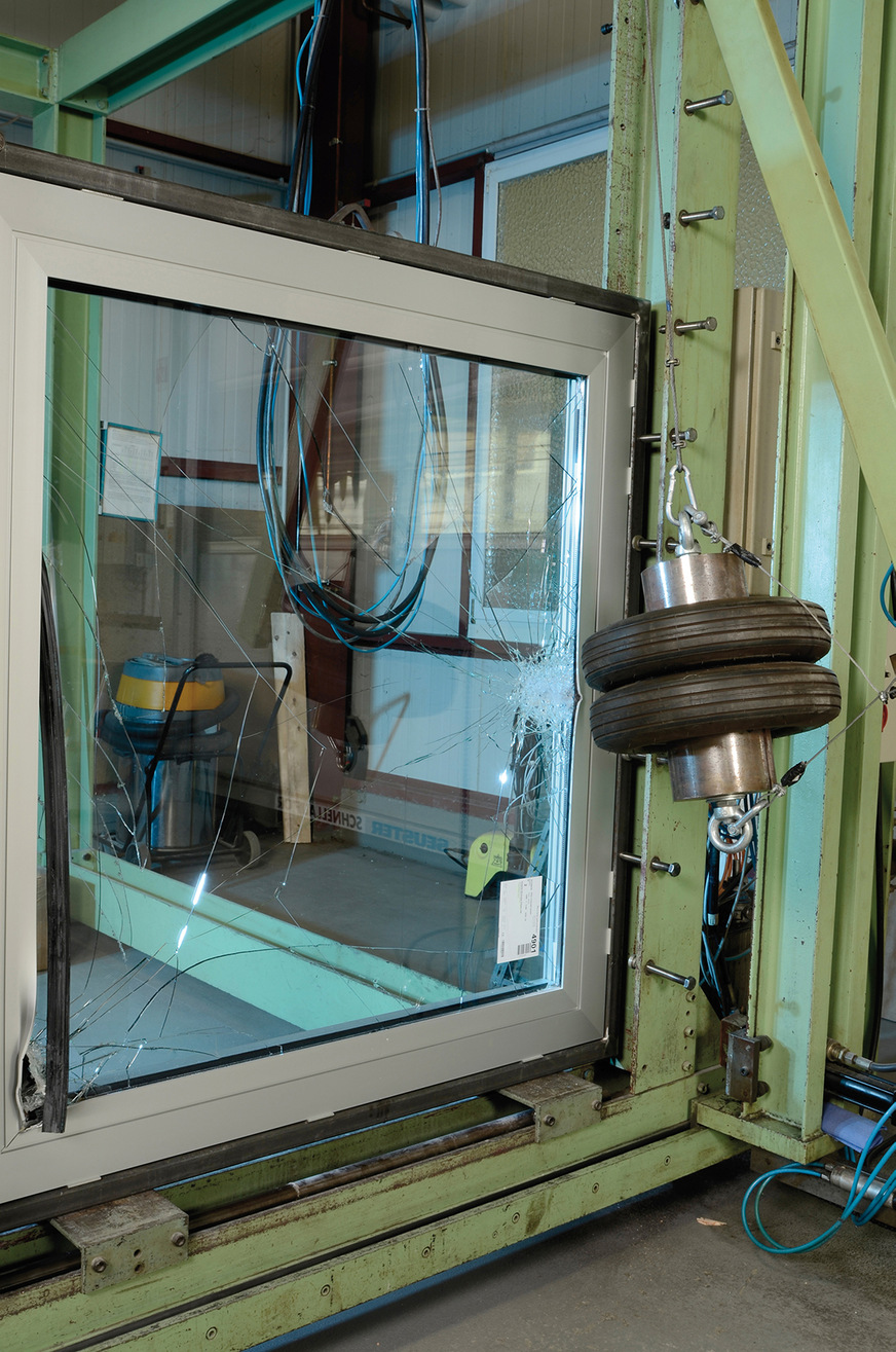 Prüfung eines einbruchhemmenden Fensters im Prüfinstitut Schlösser und Beschläge Velbert (PIV).