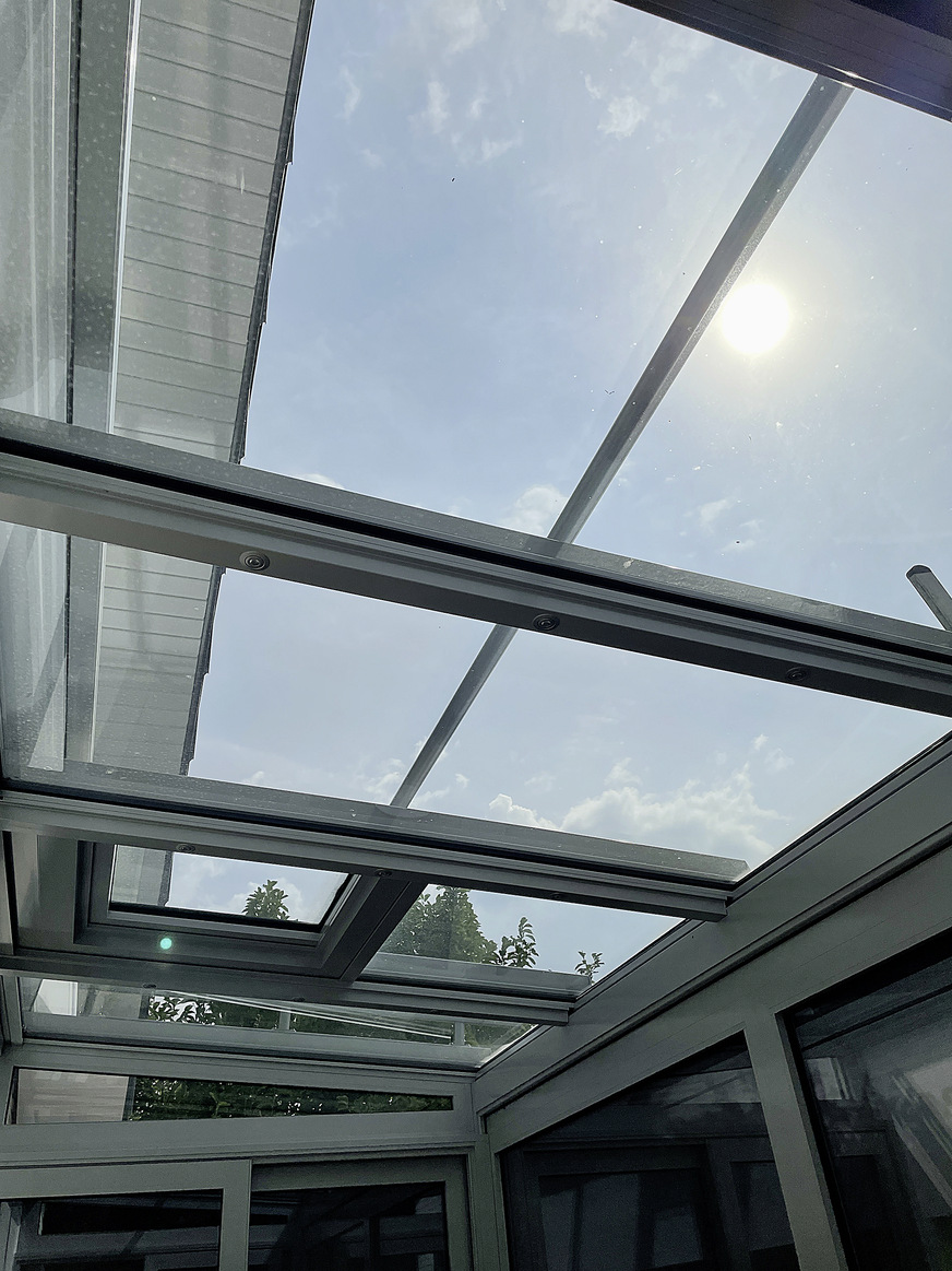 03: Die Isoliergläser im Dach des Wintergartens weisen unterschiedliche&nbsp; &nbsp; Eigenschaften auf, was auf dem Foto jedoch schwer darstellbar ist.