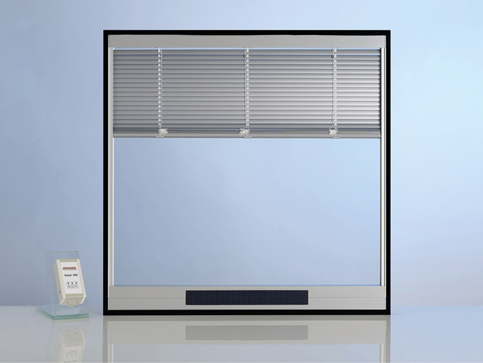 Auch mit PV-Kollektor: Dieses Jalousien-Isolierglas der Marke Isolette wird autark mit Solarstrom betrieben.