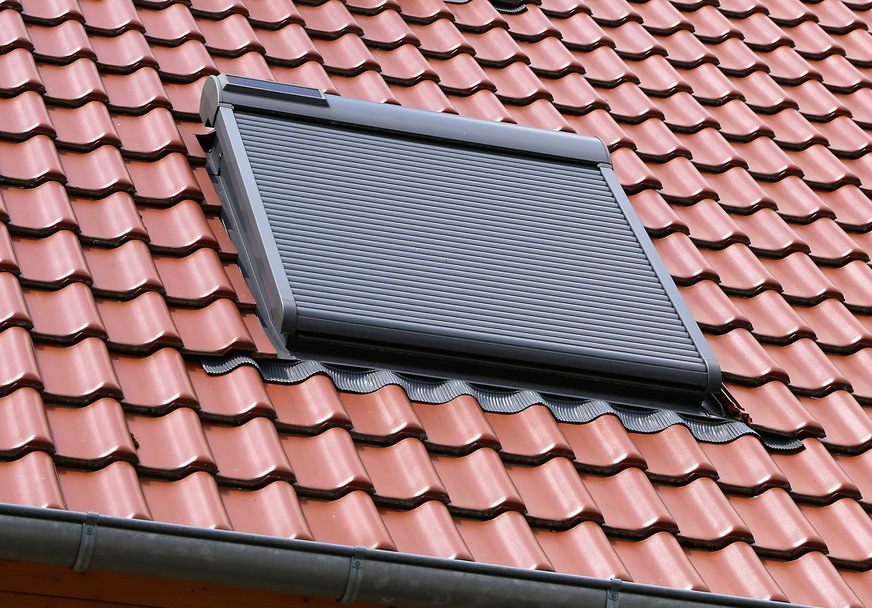 Ein Dachflächenfenster kann mit einem Rollladen, der mit einem Solarpanel ausgestattet ist, optimal beschattet werden und sorgt Nachts für Abdunklung.