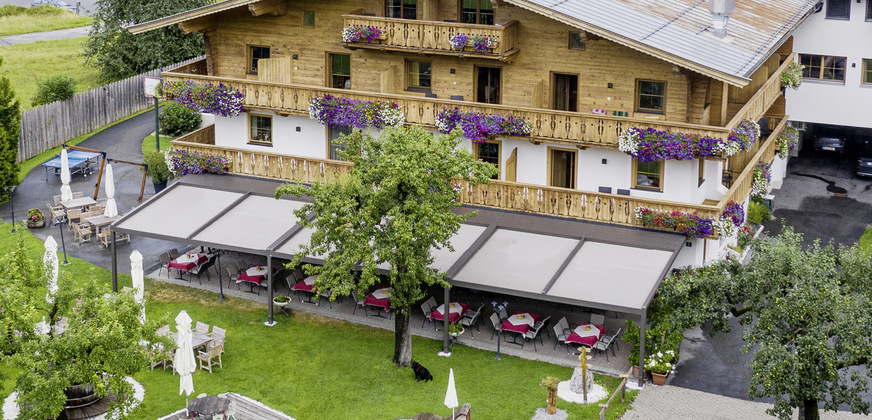 Markisenhersteller markilux hat die Außenterrasse des Feriengutes „Oberhabach“ in Kirchdorf, mitten in den Kitzbühler Alpen, mit der neuen „pergola stretch“ ausgestattet.