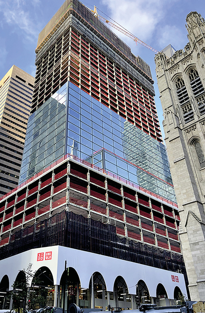 Modernisierungsprojekt 660 5th Avenue: im Tower oben die bisherige Aluminiumfassade, mittig die freigelegte Stahlstruktur, unten die neuen Glaselemente, ganz unten das freigelegte Podium.