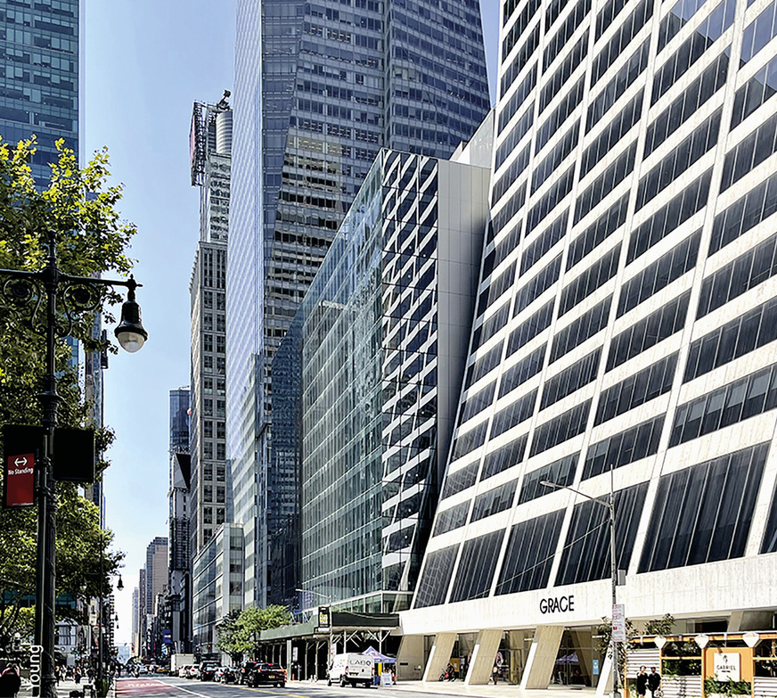 Das New Yorker Gebäude Two Bryant Park ist jetzt nach der Sanierung ein eleganter, lichterfüllter Glasblock