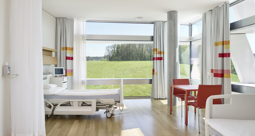 Die hohe Farbneutralität des 3-fach-Isolierglases Silverstar Combi Neutral lässt viel Tageslicht in die Krankenzimmer und schafft optimale Bedingungen für eine schnelle Genesung der Patienten.