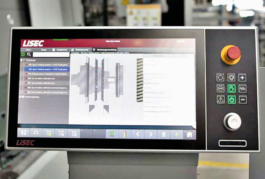 Die KSD-A Kantenschleif- und Säumanlage zeichnet sich durch eine intuitive Bedienung aus. Für die Maßhaltigkeit der Gläser sorgt die automatische Vermessung.