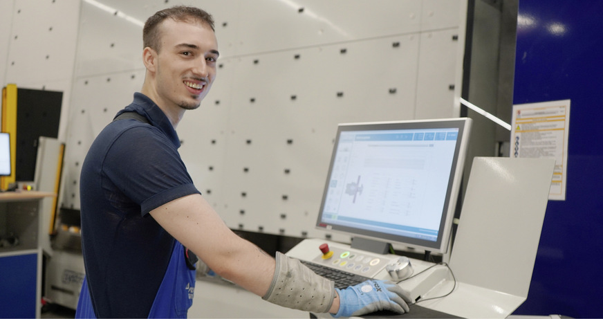 Das systron Glasbearbeitungszentrums proHD, inklusive Wasserstrahltechnik, ist nicht nur schnell, es liefert gleichzeitig auch eine hohe Qualität.