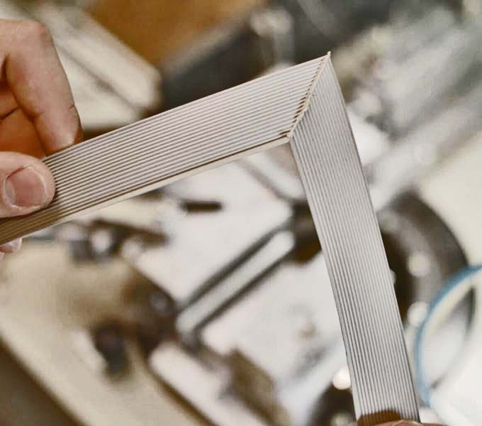 Neben der Produktion von vulkanisierten Rahmen und Formteilen werden bei Reiff auch andere Leistungen wie das Verschweißen von TPE-Profilen, Oberflächenbearbeitung und -beschichtung, Ablängen, Ausstanzen und Verkleben von Profilen sowie 3D-Prototyping angeboten.