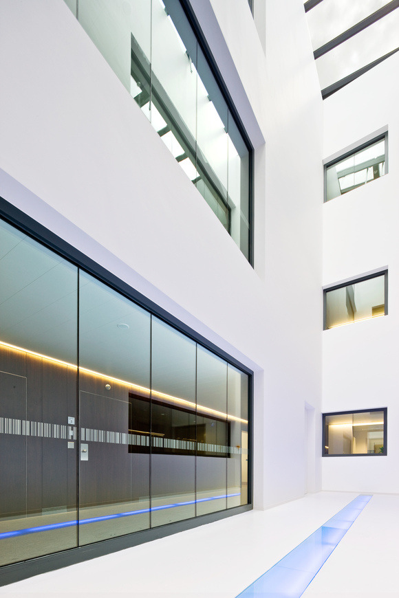 Hohe Transparenz und viel Tageslicht waren die ausschlaggebenden Gründe für die Wahl der feuerfesten Verglasungen Pyrobel Vision Line 16EG.&nbsp;