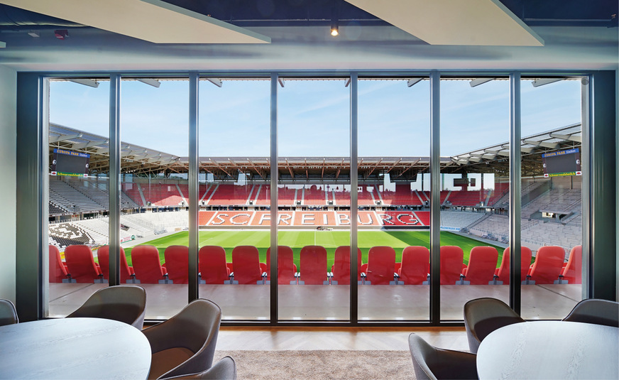 Die moderne Festverglasung ermöglicht den perfekten Blick ins Stadion.