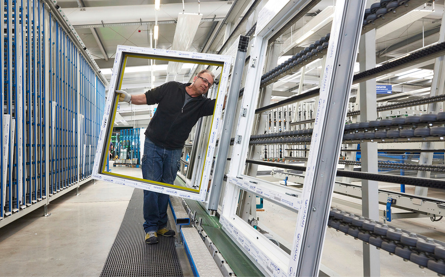 Die Fensterproduktion bei Helmut Meeth in Wittlich: Hier findet die „Hochzeit“ zwischen Flügel und Rahmen statt.