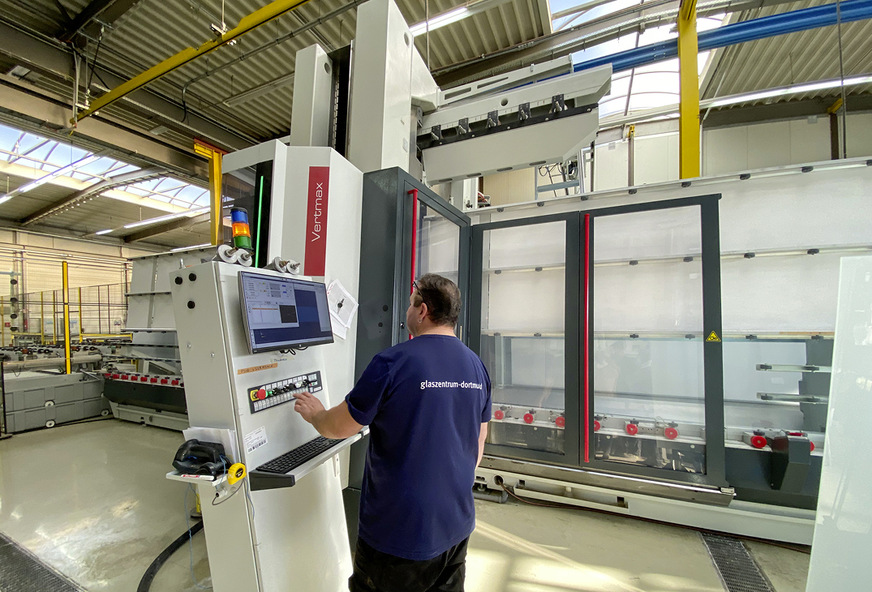 Die CNC-Bearbeitung erfolgt im Glaszentrum Dortmund auf einer Intermac Vertmax.