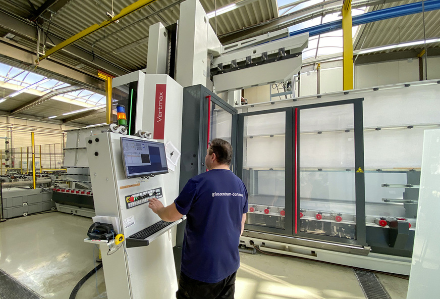 Die CNC-Bearbeitung erfolgt im Glaszentrum Dortmund auf einer Intermac Vertmax.