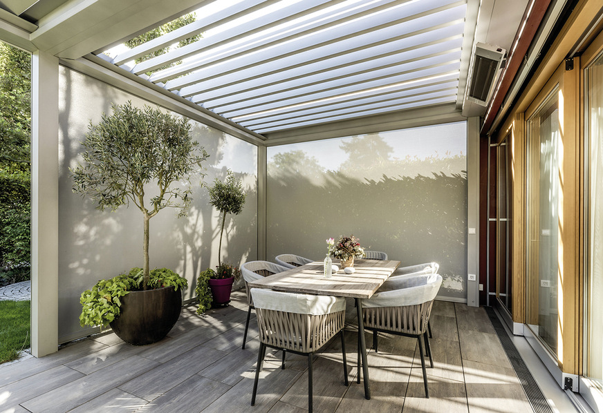 Wenn der Mensch seine Wohlfühloase auf der Terrasse betritt, geht es nicht nur um den Sonnen- und Wetterschutz, sondern wie hier um das richtige Ambiente.