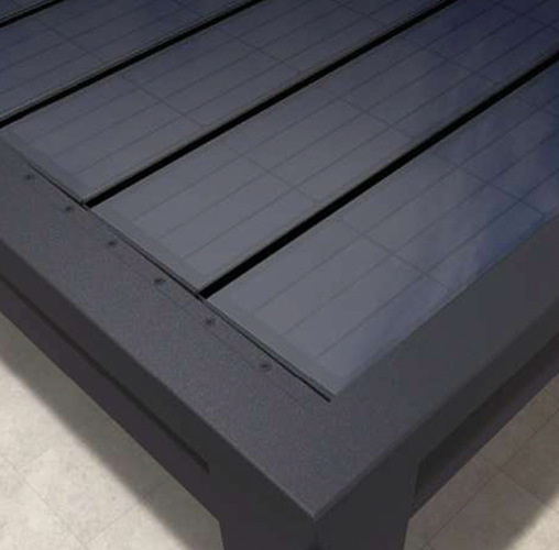 Die unter Glas laminierten Solarzellen heben sich kaum gegen den schwarzen Untergrund ab. Dadurch entsteht ein homogenes und hochwertiges Erscheinungsbild.