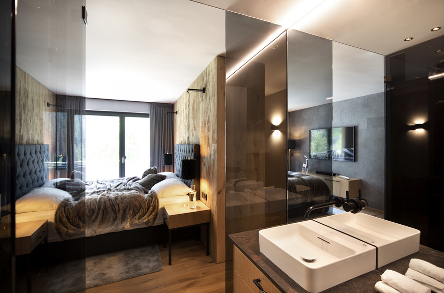 Insgesamt hat der ClimaPlusSecurit-Partner Glas Müller die Spiegel in den Bädern, eine Spiegelwand im Gang, Spiegel in den Schlafzimmern, eine Duschverglasung und eine Trennwand im großen Bad sowie eine Duschverglasung mit Drehtüre bzw. eine Duschtrennwand in den zwei kleineren Bädern gefertigt