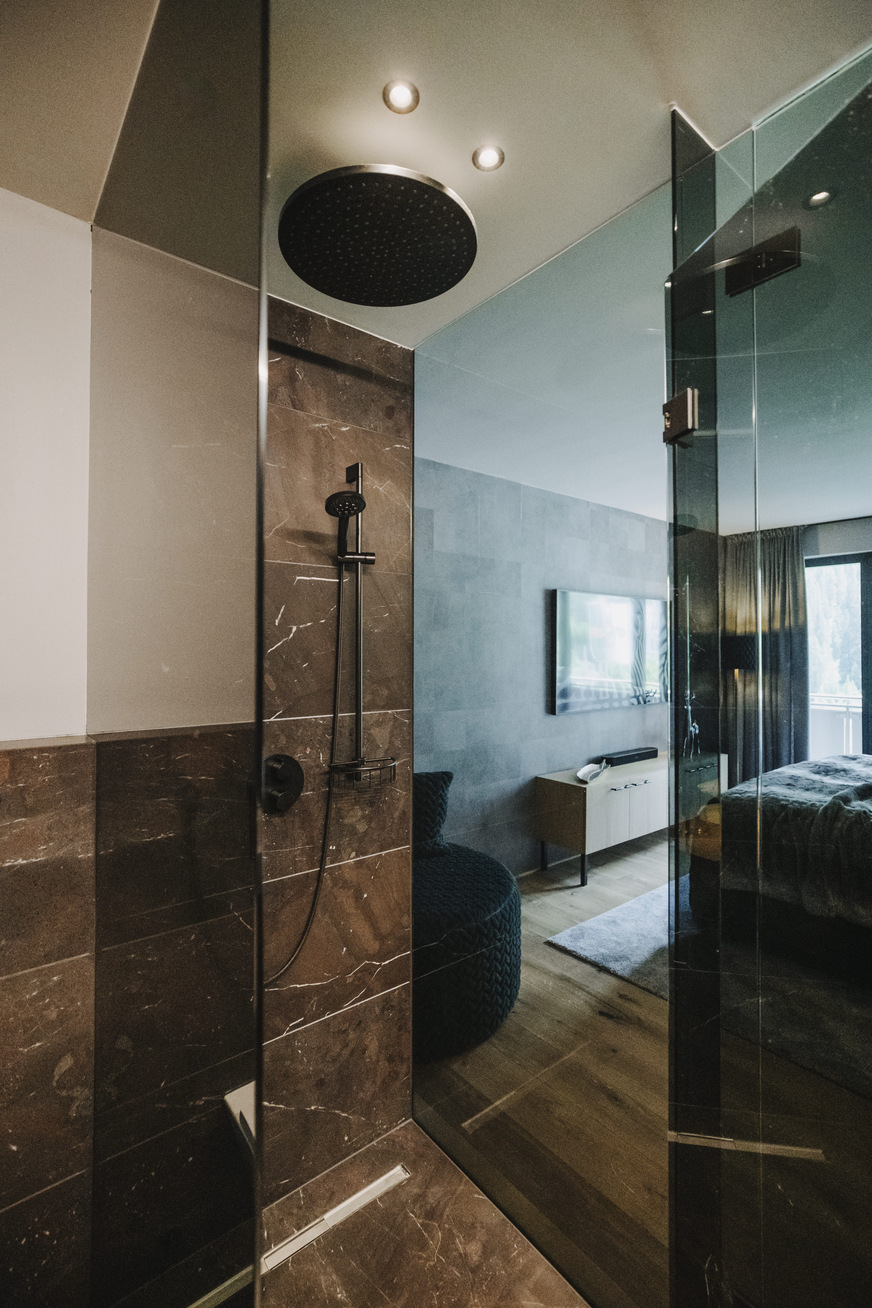 Bei dem Umbau kamen neben den Designgläsern auch&nbsp; hochwertige Beschläge in schwarzer Farbe um Einsatz.