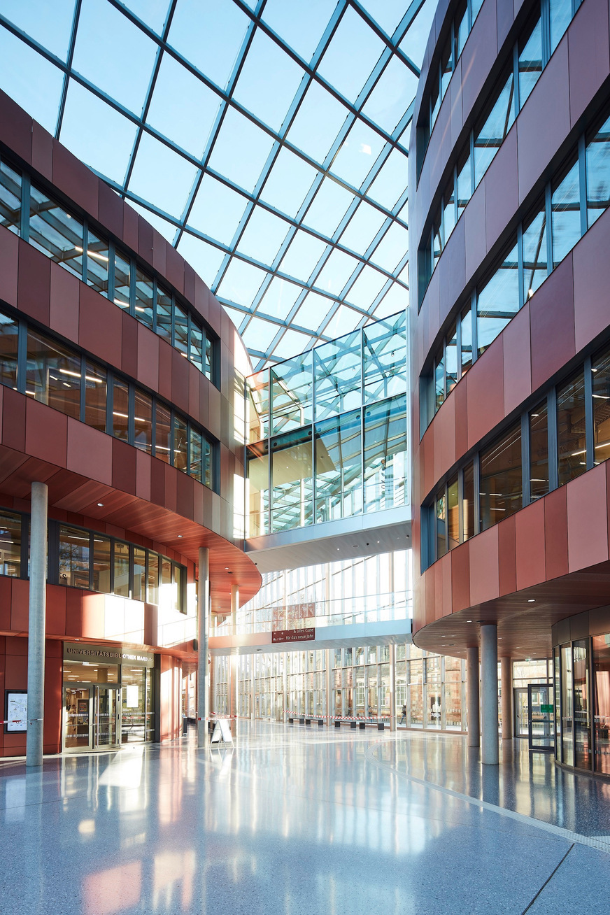 Auch im Atrium der neuen zentralen Bibliothek der Universität Marburg findet sich viel Glas. Und die Glasfassade besteht aus rund 1300 m2 Vogelschutzglas Ornilux mikado von Isolar.
