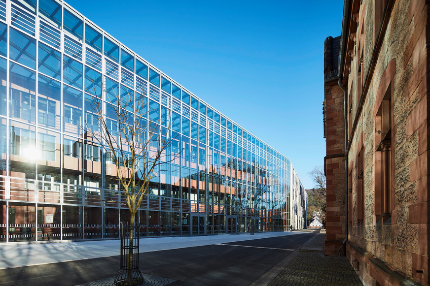 Mit ihrer Architektur setzt die neue Zentralbibliothek der Universität Marburg einen Akzent im Stadtbild der mittelhessischen Stadt. Gleichzeitig fügt sie sich gekonnt in die historische Kulisse ein.