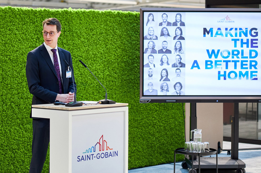 Hendrik Wüst, Ministerpräsident von Nordrhein-Westfalen bei Saint-Gobain in Herzogenrath.
