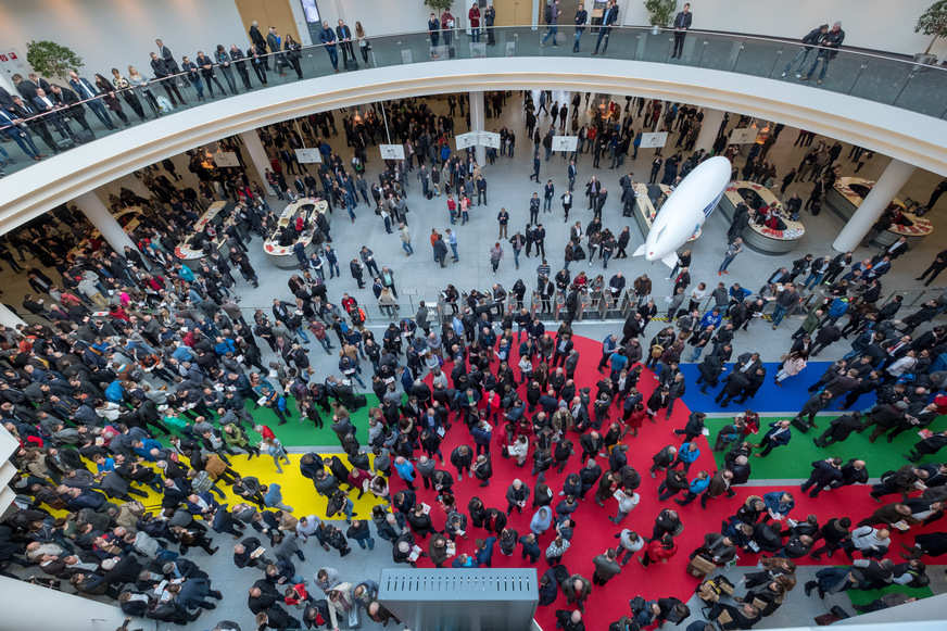 Dichtes Gedränge auf der FENSTERBAU FRONTALE 2018. Es wird befürchtet, dass bei einer Sommer-Edition der Messe in diesem Jahr weniger Besucher nach Nürnberg kommen können.