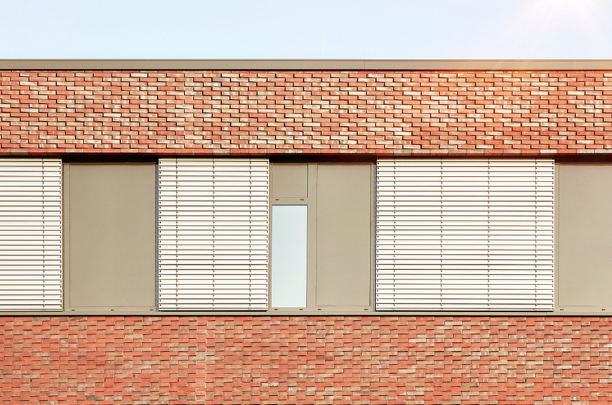 Für den außenliegenden Sonnenschutz kamen Raffstoren E80 A2 S mit randgebördelten Lamellen zur Anwendung. Die seitliche Seilführung wurde, der Windfestigkeit des Standorts entsprechend, durch ein zusätzliches Spannseil gesichert.