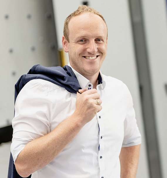 Head of Sales Thomas Haan war selbst jahrelang als Service-Techniker weltweit im Einsatz und kennt die Wünsche der Kunden.