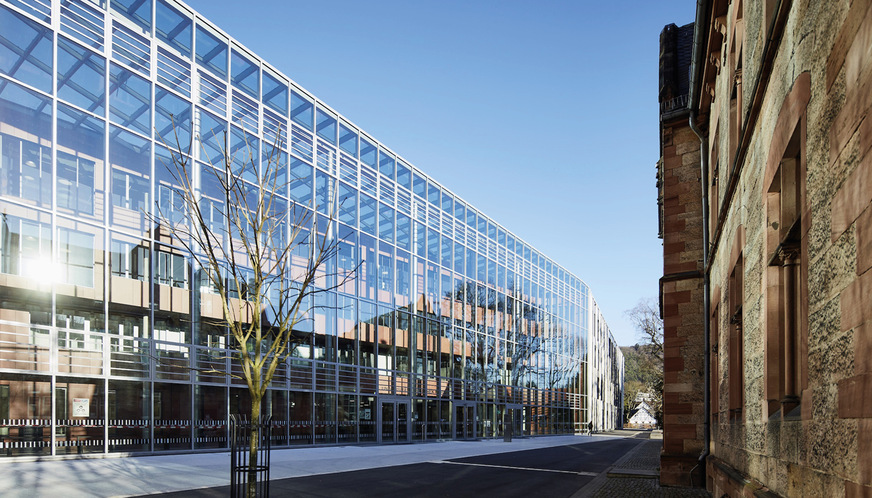 Mit ihrer Architektur setzt die neue Zentralbibliothek der Universität Marburg einen Akzent im Stadtbild der ­mittelhessischen Stadt. Gleichzeitig fügt sie sich gekonnt in die historische Kulisse ein.