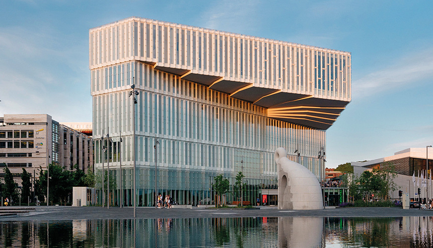 Die Deichman ­Bjørvika ­Bibliothek in Oslo verfügt in ihrem Zentrum über ein lichtdurchflutetes Atrium. Dieses wird durch große Dachlichter beleuchtet, die mit rund 440 m² Okatech 3-fach-Isolierglas (mit Streckmetall) ausgestattet sind. Der U-Wert der Dachgläser beträgt 0,9 W/(m²K), der g-Wert liegt bei 21 %﻿.