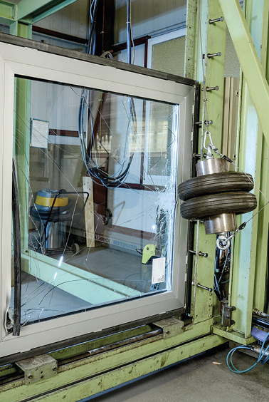 Prüfung eines einbruchhemmenden Fensters im Prüfinstitut Schlösser und Beschläge Velbert (PIV).