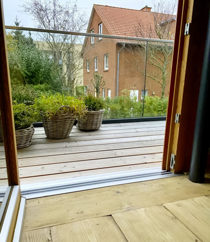 „Ohne eigenes Erfahren kann sich niemand Barriere­freiheit wirklich vorstellen. Bei Nullschwellen an Außen­türen ohne hinderlichen Türanschlag ist es aller­dings sehr einfach. Diese können von ­allen ­Menschen mit allen Behinderungsbildern genutzt ­werden. 1 – 2 cm hohe Türschwellen hingegen stellen für ­viele Menschen mit Behinderung eine zugemauerte Tür dar“, erklärt der Werkstattleiter der Sylter Werk­stätten, Michael Pade.