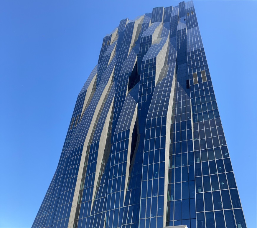 Der Kongress findet erneut statt im Hotel Meliá Vienna: Mit Blick auf die Innenstadt und die Donau liegt das Meliá Hotel – Österreichs höchster Wolkenkratzer, entworfen vom Architekten Dominique Perrault – in unmittelbarer Nähe zum Austria Center Vienna und dem Sitz der Vereinten Nationen (UNO).