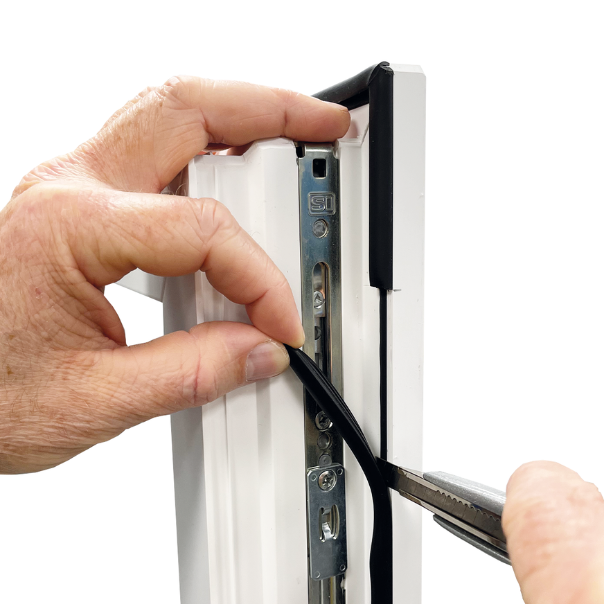 1: Bei der neuen Montagemöglichkeit muss die Dichtung am Flügel nicht mehr komplett entnommen werden, es reicht aus, die Dichtung im&nbsp;Bereich des Regel-air auszuklinken.