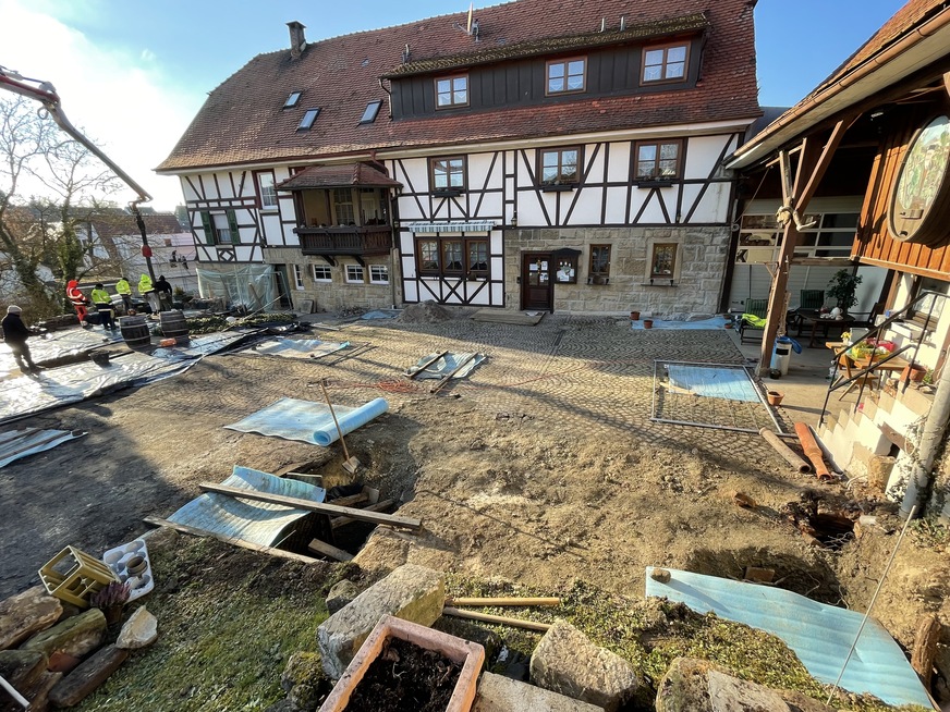 Für die Installation der neuen Beschattungssysteme mussten umfangreiche Bodenarbeiten im Hof des Weinguts getroffen werden.