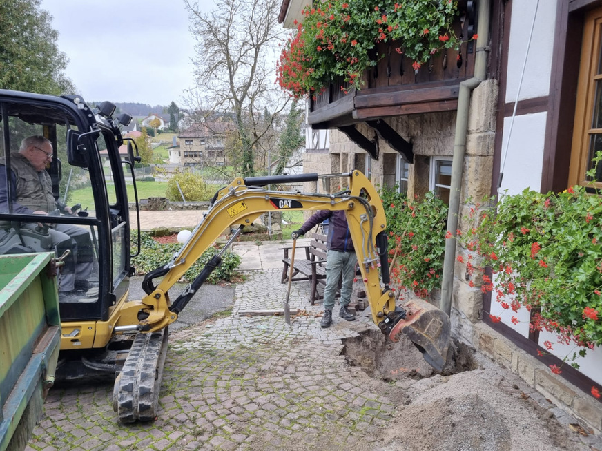 Für die Installation der neuen Beschattungssysteme mussten umfangreiche Bodenarbeiten im Hof des Weinguts getroffen werden.