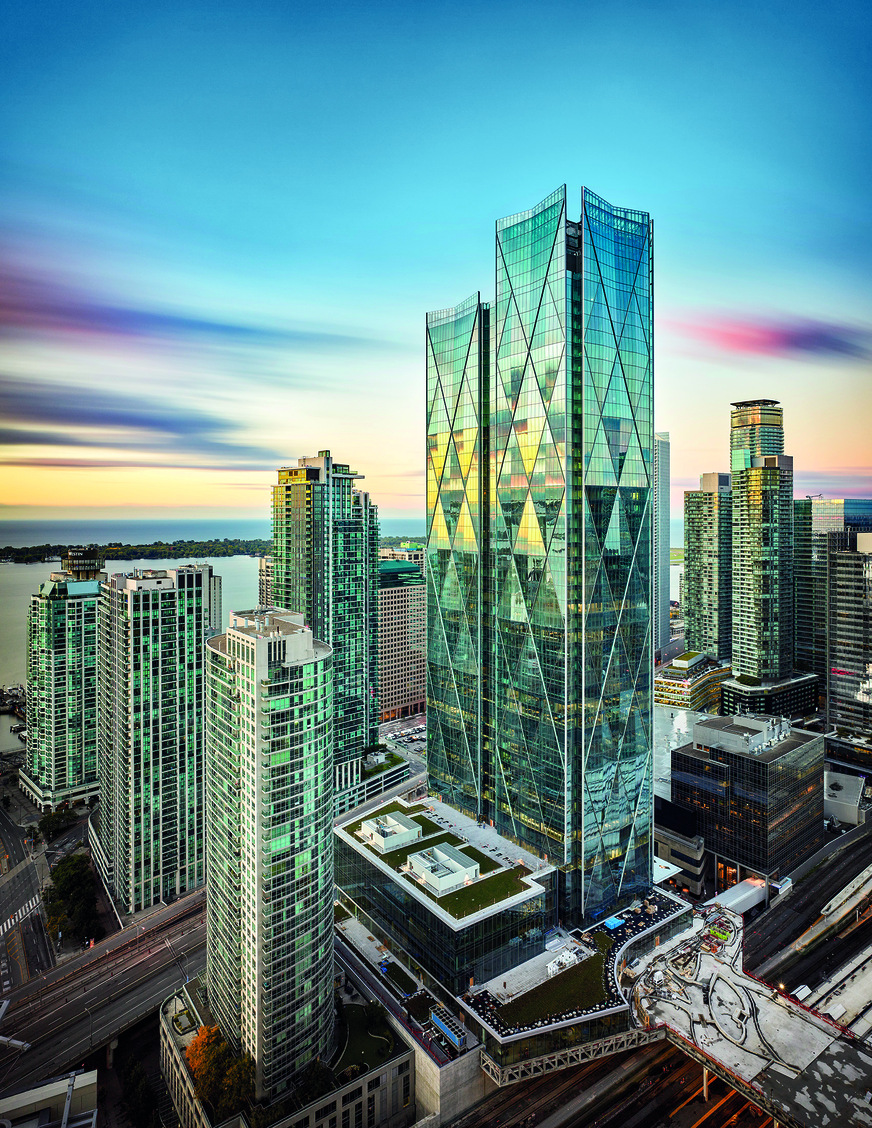 Die hoch in den Himmel aufragenden Glastürme prägen mit ihren speziellen Fassaden die Skyline des kanadischen Wirtschaftszentrums Toronto.