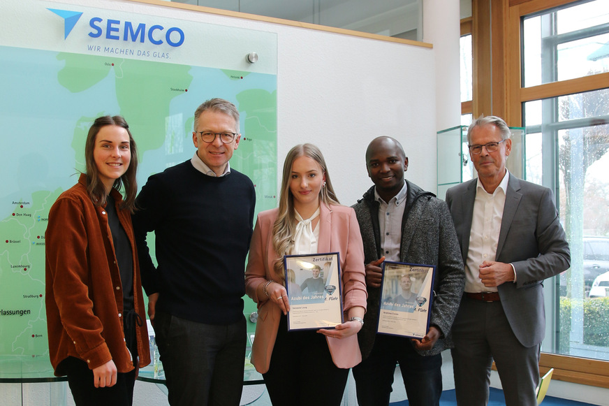 Die erstplazierten mit Ausbildungsleiterin Isabell Hinrichs (l.), Bernhard Feldmann (Geschäftsführer Region Nord), Vanessa Laug, Ibrahima Conde, Hermann Schüller (r.)