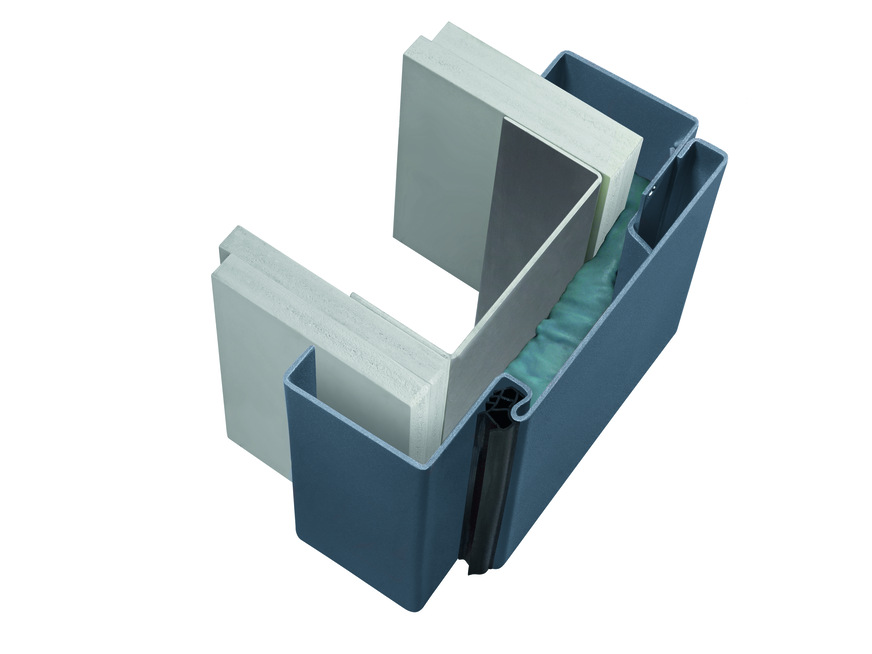 Der Zierfalz der Stahlumfassungszarge VarioFix von Schörghuber ist verstellbar. Damit können Wandtoleranzen bis 20 mm (- 5/+15 mm) ausgeglichen werden.