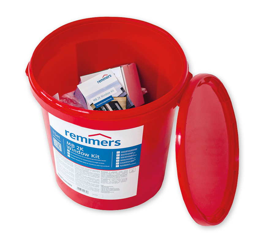 Remmers bietet mit seinem MB 2K ­Window Kit eine maß­geschneiderte ­Lösung für den Übergangsbereich von mineralischen Untergründen auf ­Fenster- und Türenelemente.