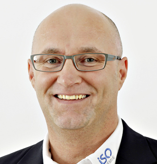 Andreas Lange ist Leiter Technik & Training bei ISO-Chemie. In dem Trainingscenter in Aalen kann man alles lernen, was für eine kostengünstige, schnelle und sichere Anwendung der Produkte benötigt wird. Auf Wunsch führen Lange und sein Team auch mobile Trainings vor Ort oder digital per Videochat durch.
