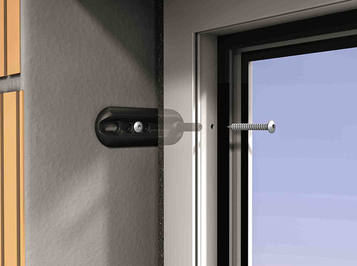 Zurückversetzter Befestigungspunkt: Biegesteife Laschen mit integrierter Hinterfütterung machen die Fenstermontage an der Leibungskante ausgesprochen effizient. Eine zusätzliche Verklotzung ist hier nicht erforderlich.
