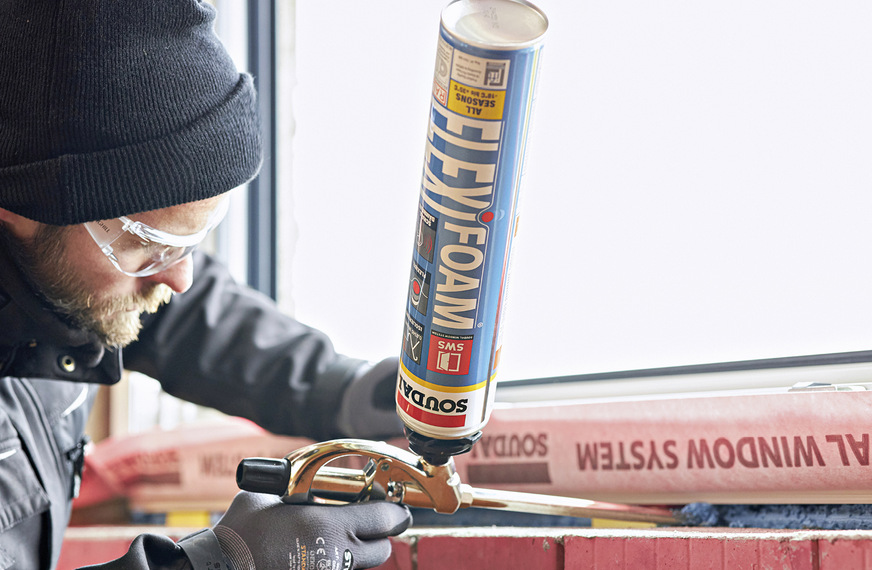 Der Füll- und Dämmschaum ­„Flexifoam“ von Soudal kann in der Funktionsebene anstelle ­eines vorkomprimierten Fugendichtbandes (Kompriband) ­verwendet werden. Mit seiner Bewegungsaufnahme von bis zu&nbsp;50 % ist er laut Hersteller der flexibelste Schaum auf dem Markt.