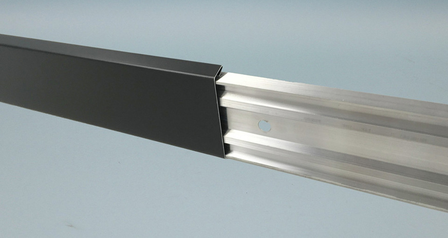 Wandanschlussprofile (Kapp-, Dichtleisten) werden in Längen von nur 2 bis 2,5 m geliefert, um die Längenausdehnung gering zu halten.