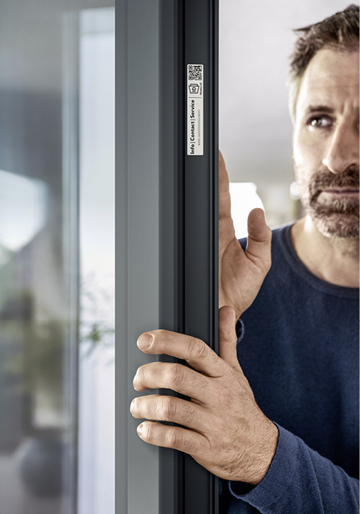 Der Aufkleber mit RFID-/QR-Code ist auf Wunsch mit Kundenlogo personalisierbar.