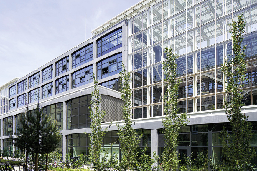 In die Fassaden wurden Drehflügel- und Kippflügelfenster ­eingebaut, u. a. Schüco TipTronic Fenster, die eine ­automatisierte Steuerung erlauben. Flachglas Wernberg lieferte die Isoliergläser.