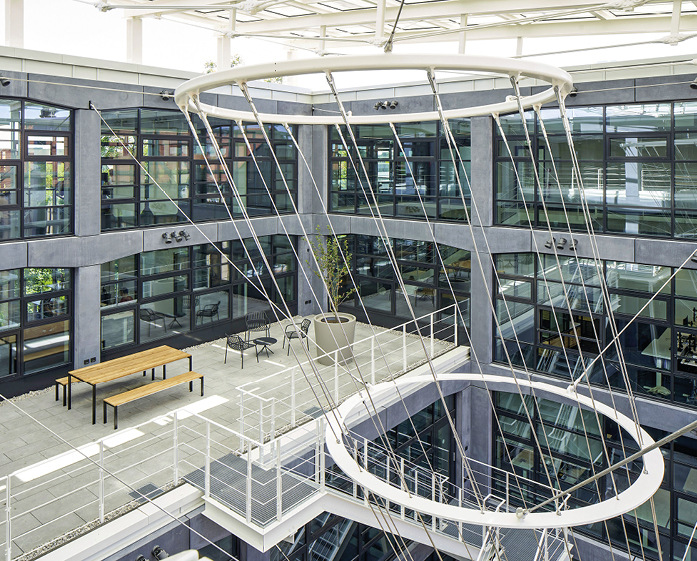 Infrastop III Brillant 59/32 Sonnenschutz-Isoliergläser von Flachglas Wernberg sorgen im Gebäude für ein angenehmes Raumklima.