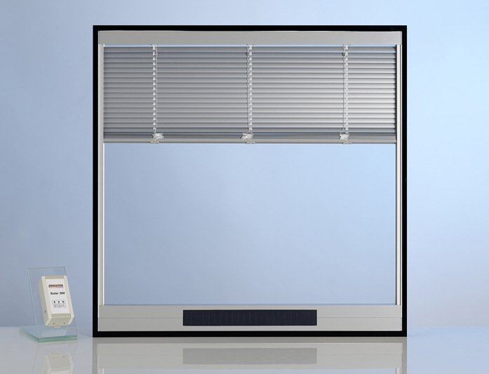 Dieses Isolette-Jalousien-Isolierglas, das auch in die Gebäudesteuerung (u. a. KNX) eingebunden werden kann, wird autark durch Solarstrom betrieben.